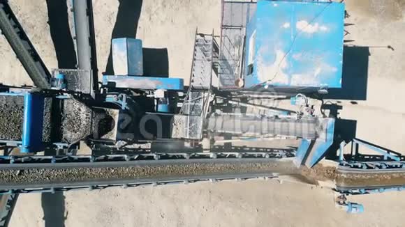 采矿工业设备一台机器在开采采石场处理碎石视频的预览图