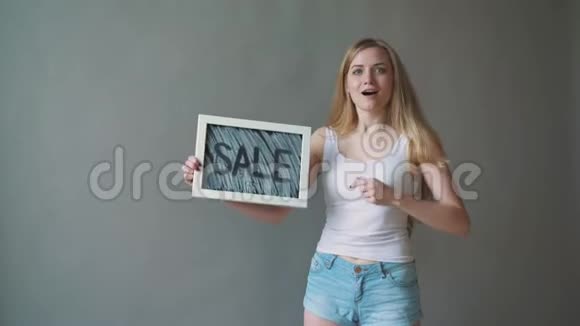 那个女孩在出售展示了一个标志灰色背景视频的预览图