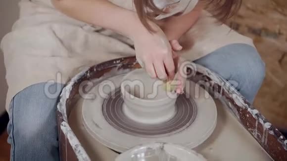 女人在制陶用陶轮特写视频的预览图