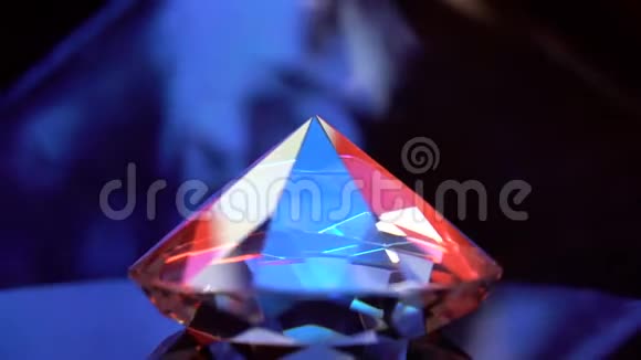 钻石在表面旋转在光线中闪烁视频的预览图