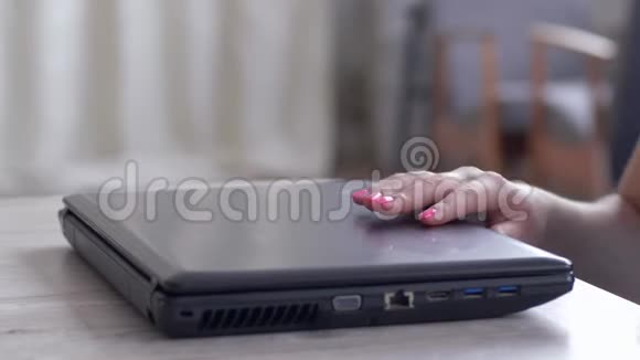 自由职业者在电脑键盘上打字的女性手视频的预览图