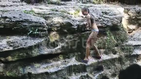 勇女爬上岩石视频的预览图