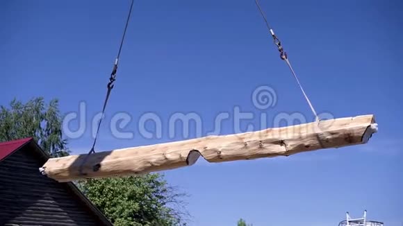 起重机在施工现场吊运木材剪辑用吊车吊重梁施工过程起重机视频的预览图