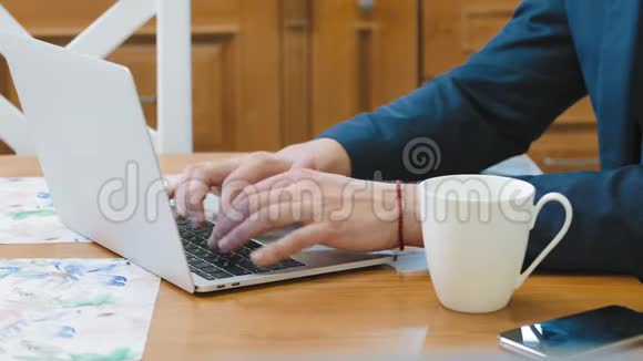 早上在厨房用笔记本电脑工作的男人视频的预览图