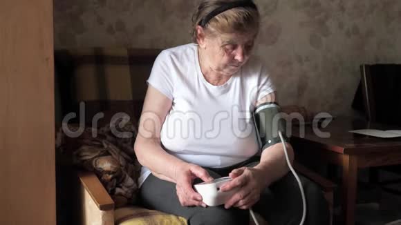 一位老年妇女测量压力视频的预览图