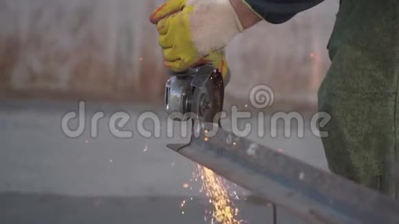 角磨机金属工作视频的预览图