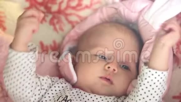 刚出生的漂亮宝宝躺在背上第一次试图微笑1920x1080视频的预览图
