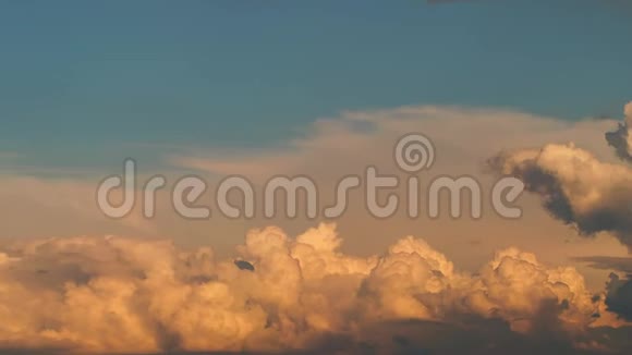 远处云团的全景视频的预览图