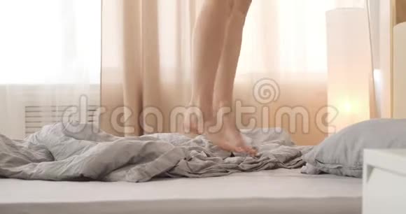 一个女人在家里的床上跳视频的预览图