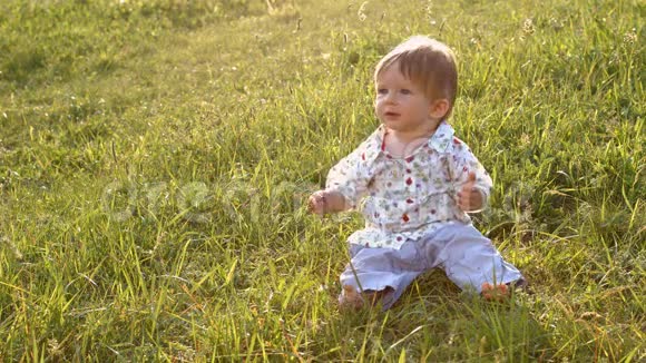 在草坪上的宝贝视频的预览图
