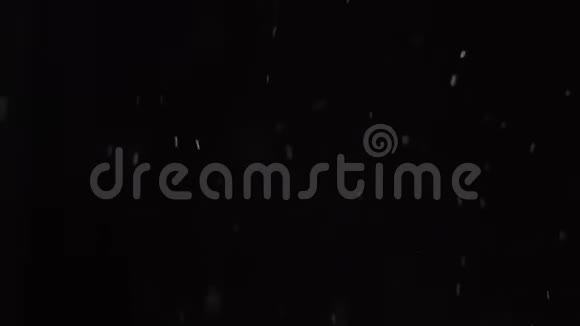 夜间缓慢运动的湿雪照亮视频的预览图