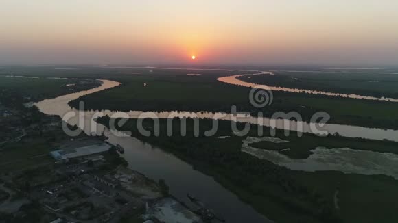 日落时的河岸视频的预览图