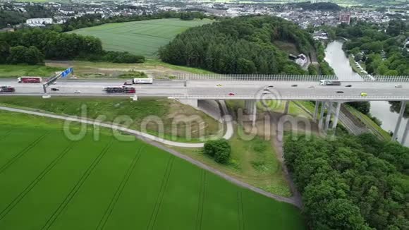 德国拉恩山谷公路桥的鸟瞰图视频的预览图