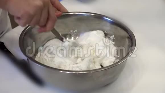 搅拌白色奶油视频的预览图