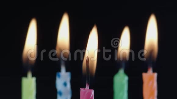 生日蛋糕蜡烛与闪烁的火焰视频的预览图
