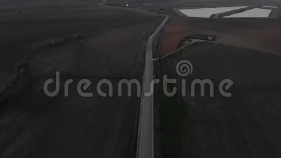 安达农场景观无人视野日落在高速公路上孤独的瓦尔上景空中观景视频的预览图