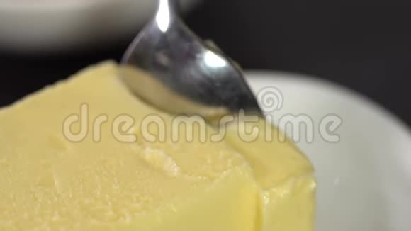 用勺子取黄油慢动作视频的预览图