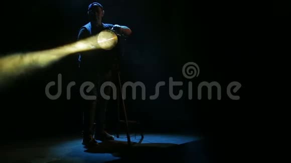 一个人照明器与专门的聚光灯工作视频的预览图