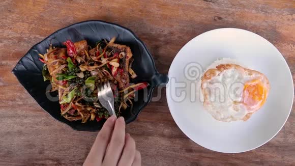 吃着柠檬草和辣椒的炸鱼泰国的传统食物正宗的泰国菜顶部视图视频的预览图
