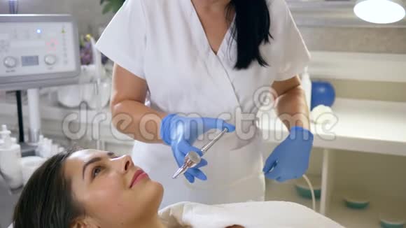 女性健康幸福客户女性在水疗沙龙面部护理恢复程序视频的预览图