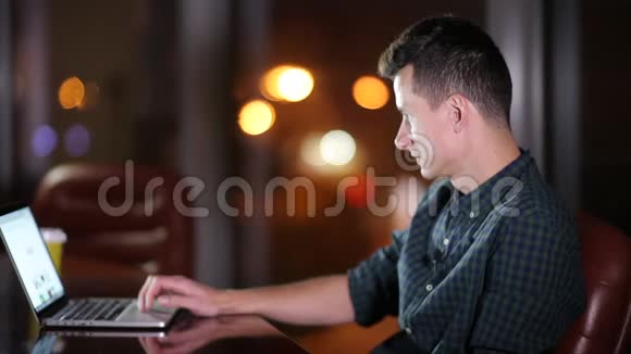 一位坐在靠窗高清的椅子上的人正在做笔记本电脑视频的预览图