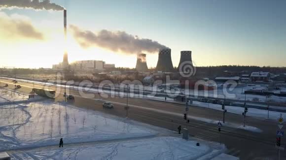 空气中的烟雾和蒸汽扩散到发电站视频的预览图
