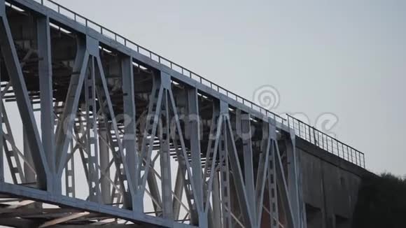 铁路大桥金属建筑很大的建筑视频的预览图