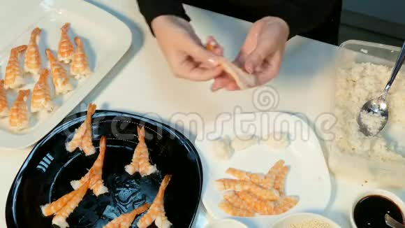 厨师用虾做寿司视频的预览图
