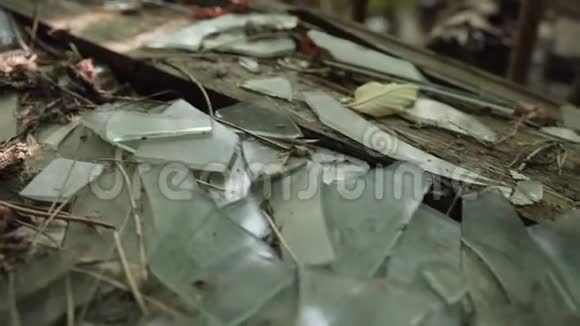 旧的破楼窗台上的碎玻璃视频的预览图