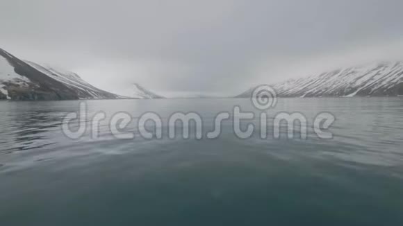雪岛上的冬山和平静的海面视频的预览图
