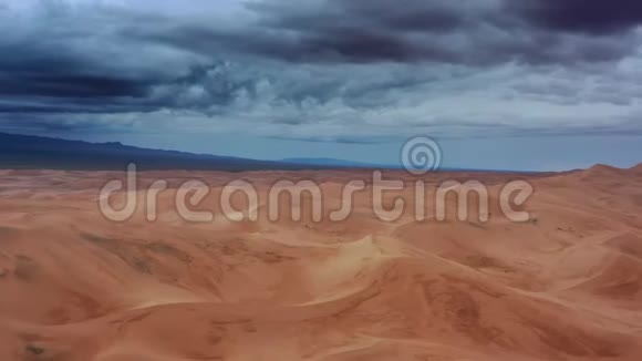 带风暴云的沙丘空中景观视频的预览图