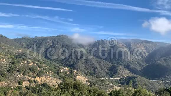 加州山区云的运动晴朗的晴天视频的预览图