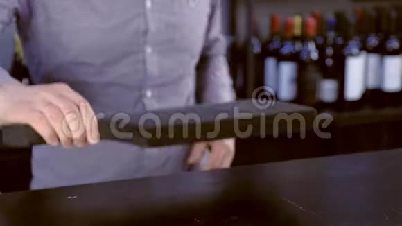 酒保准备了柠檬和玫瑰的鸡尾酒的原料双手特写视频的预览图