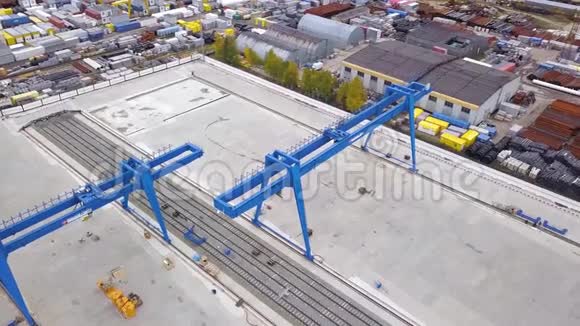 工业综合体的俯视图剪辑从鸟瞰大型生产综合体视频的预览图