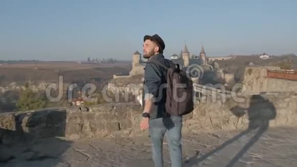 带背包的人旅行者探索城市看看城市和海岸的全景的概念视频的预览图
