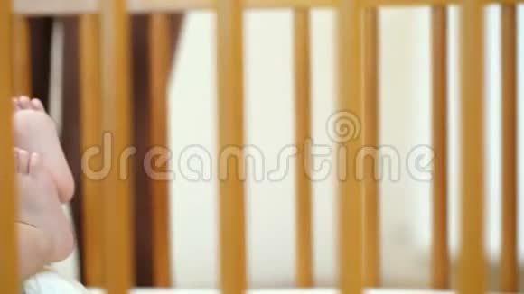 婴儿在婴儿床上哭泣视频的预览图
