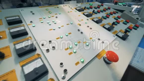 控制台板上的许多按钮绿色和红色按钮在一个回收工厂的板上视频的预览图