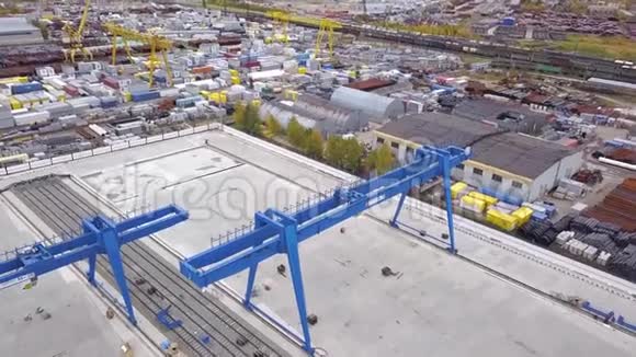 工业综合体的俯视图剪辑从鸟瞰大型生产综合体视频的预览图