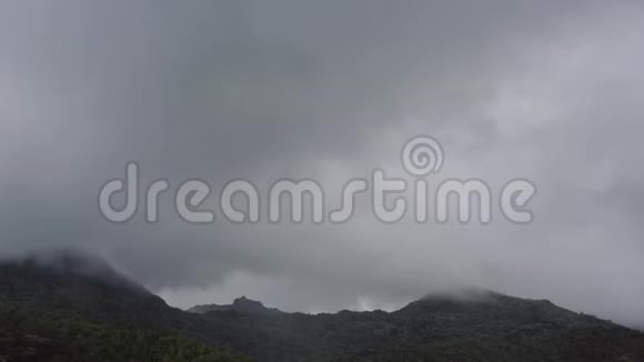 多云天气下的青山全景山顶隐藏在云层下视频的预览图