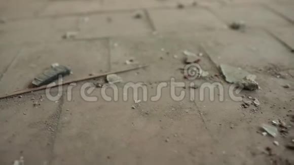 旧楼脏地板上的玻璃和石头碎片视频的预览图