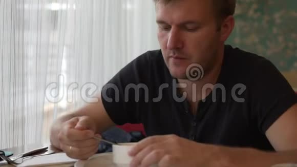 咖啡馆桌上的那个人正在慢慢地吃汤视频的预览图