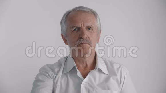 头发灰白的老人伸出大拇指拒绝的迹象视频的预览图