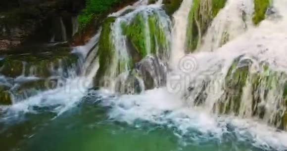 瀑布带绿松石水视频的预览图