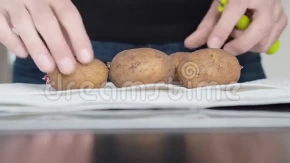 剥土豆皮视频的预览图