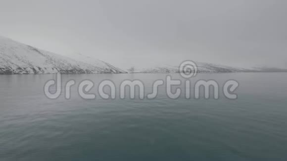 海洋海岸和蓝水上的雪岛和山在航行时视频的预览图
