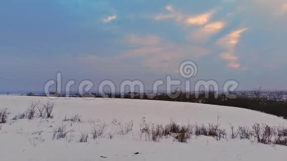 冬季山村景观积雪覆盖房屋降雪后下雪视频的预览图