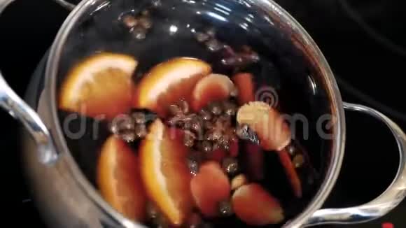 多汁的葡萄酒混合在锅里视频的预览图
