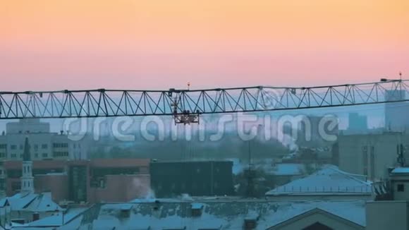 工业射击城市中部的一个建筑工地起重起重机工作阳光明媚的日落视频的预览图