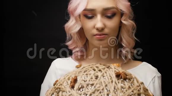 漂亮的金发女孩卷发的年轻女子的脸农妇上世纪的时尚视频的预览图