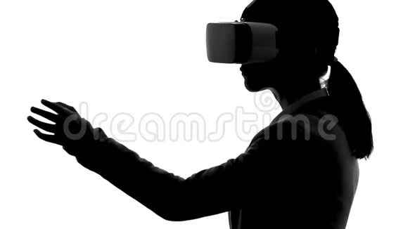 商业女性虚拟现实眼镜展示项目滚动屏幕视频的预览图